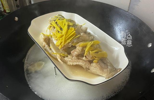 蒸鱼豉油怎么用，蒸鱼豉油做什么菜可以用（清蒸鱼时，放花生油还是玉米油）