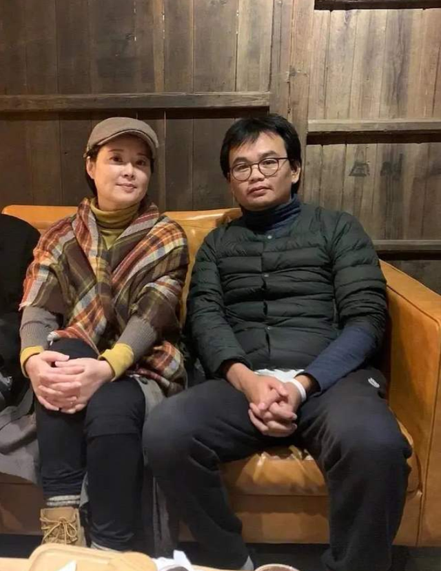 袁立携三婚老公现身聚会！坐路边小店无人识，夫妻素颜外貌差距大