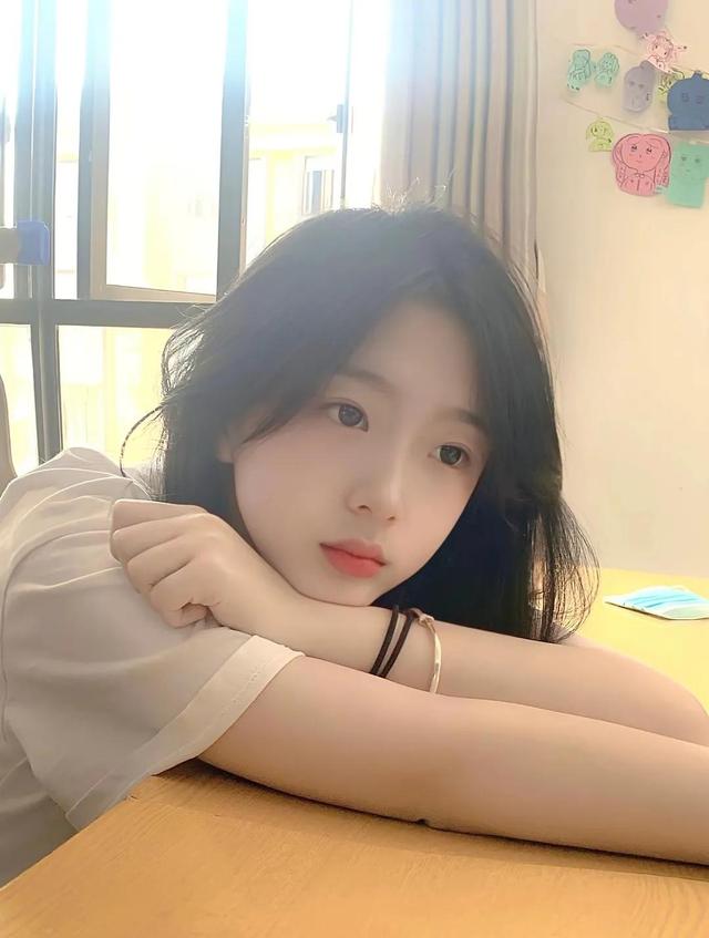 学生头像女生穿校服的微信，学生头像女生穿校服的（清爽干净学生女头像）