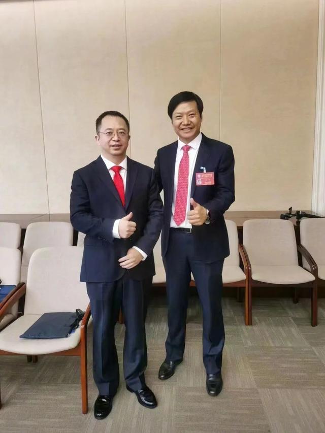 雷军的第一任老婆,雷军有多少女朋友(雷军周鸿祎同框合影)