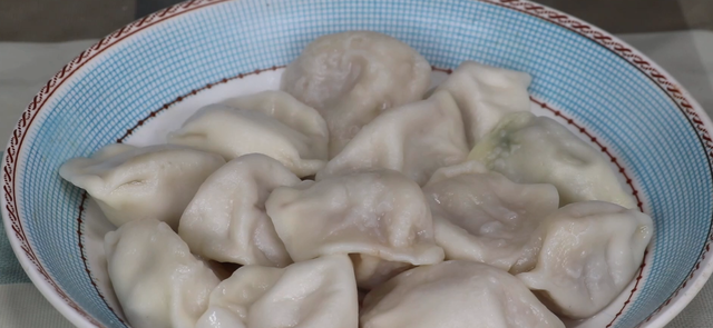 水饺怎么煮好吃，怎么煮水饺好吃（饺子不破皮不粘锅）