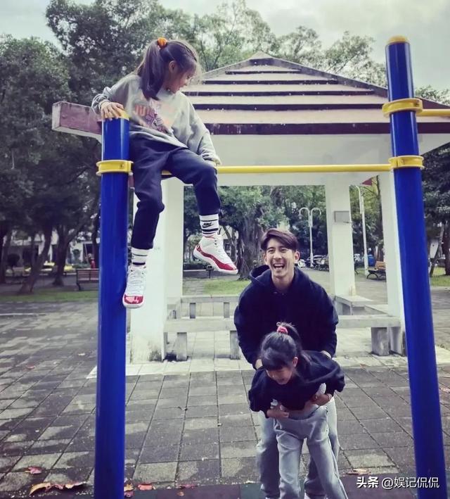 贾静雯女儿咘咘，贾静雯女儿咘咘现在长大的样子（7岁咘咘戴600度眼镜气质大变）