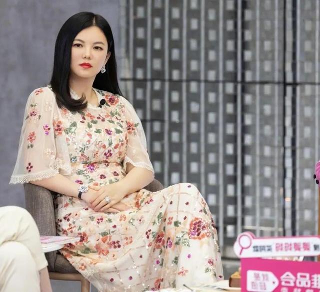 李湘服装搭配，李湘身材微胖却挺懂搭配