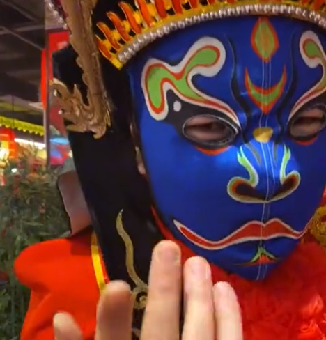 川剧变脸揭秘视频教程，变脸揭秘机关在帽子里（广西女子吃饭时遇到变脸演员前来互动）