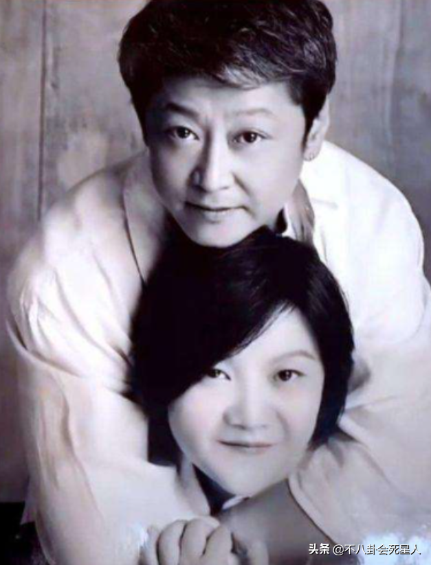 洪晃的父亲叫红什么，洪晃的父亲（时尚女魔头洪晃：老妈是名媛）