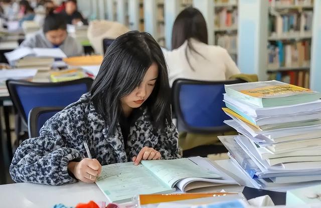 如何购买考研教材，如何购买考研教材资料（又有考研教辅书被吐槽“夹带私货”）