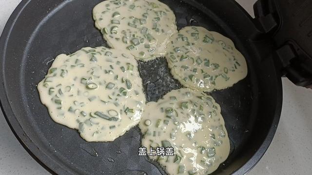 怎么做葱花鸡蛋饼，做葱花鸡蛋饼的方法和步骤（葱花鸡蛋饼的做法）