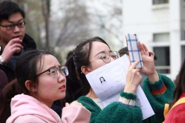 事业单位的好处和坏处，刚进事业编一月工资多少元（打工人却只能“带病上岗”）