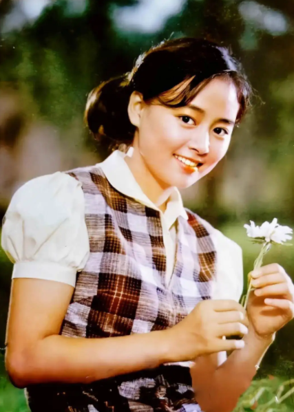 成名后离开丈夫远赴美国,65岁无子女,《庐山恋》张瑜现状如何?