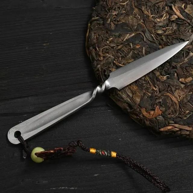 普洱茶饼如何正确撬茶，普洱茶的撬法_普洱茶饼撬茶技巧（才知道茶饼应该这样拆）