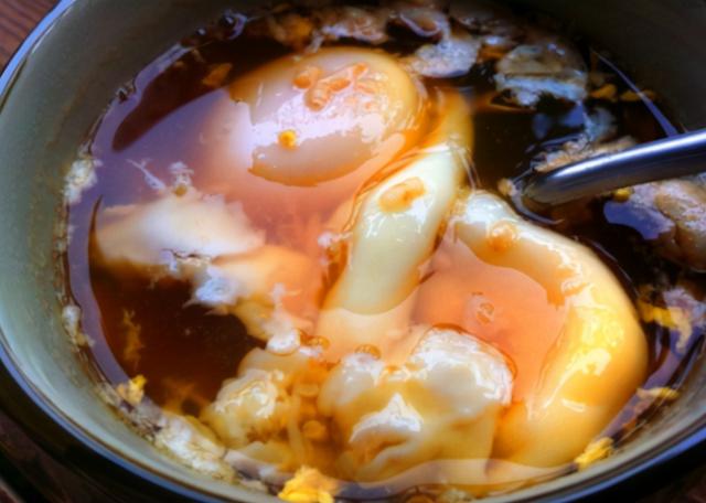 红糖鸡蛋水的功效与作用，红糖冲鸡蛋有什么作用与功效（常喝红糖鸡蛋水的女人）