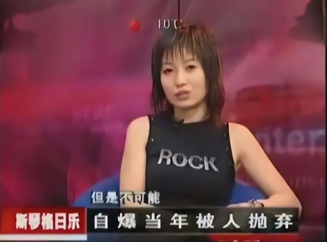 53岁斯琴格日乐晒近照，眼袋明显身体发福，臧天朔去世后一直单身