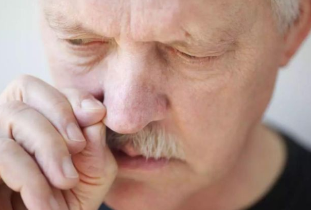 男人的阴毛白是怎么回事，或许还有其他原因