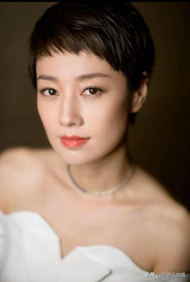 奔四奔五的女人，尽量别留长卷发，显老！试试这3种短发，真减龄