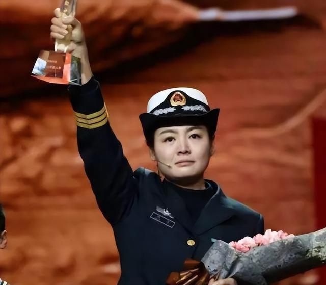 飞行员张超：为挽救舰载机牺牲后，妻子被特招入伍，已成海军上尉