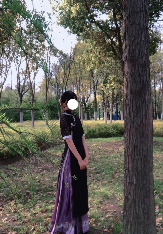 穿旗袍配什么发型，穿旗袍配什么发型年轻（下面马面裙”的穿法真美）