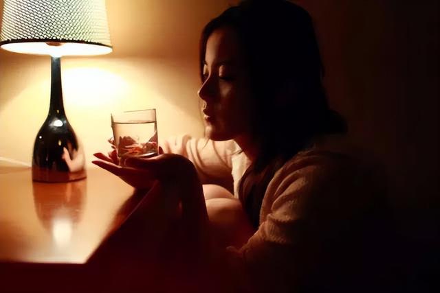 失眠的幽默句子，晚上失眠幽默的句子（深夜失眠的经典句子）