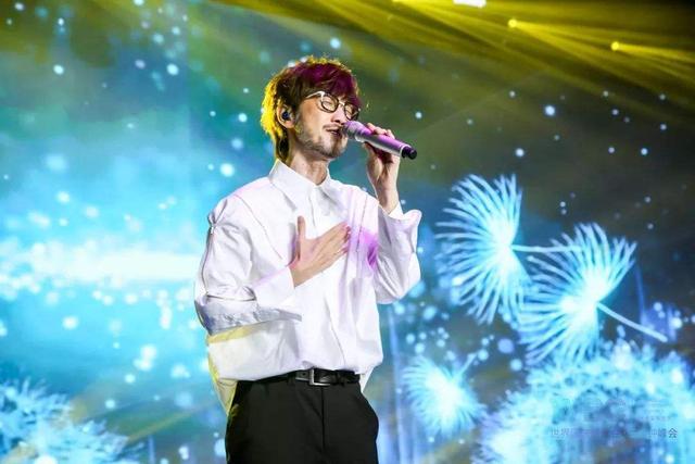 乌龙闯情关主题曲，抖音最火100首歌曲（歌红人不红的9位歌手）