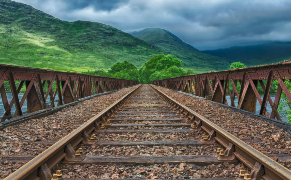 你有没有发现,火车轨道上总有很多生锈的痕迹,看起