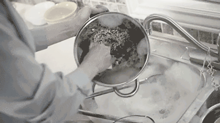 锅烧糊了上面黑的怎么去掉，清除锅底糊焦黑小窍门（不锈钢锅烧焦了）