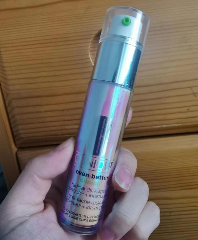 美白精华测评Olay二代淡斑小白瓶VS抗糖小白瓶，公认好用的5款“美白精华液”