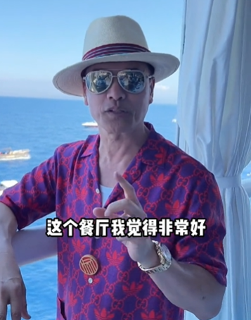 吕良伟国外旅游太潇洒！一件短袖上万元，戴大金表打扮好阔气
