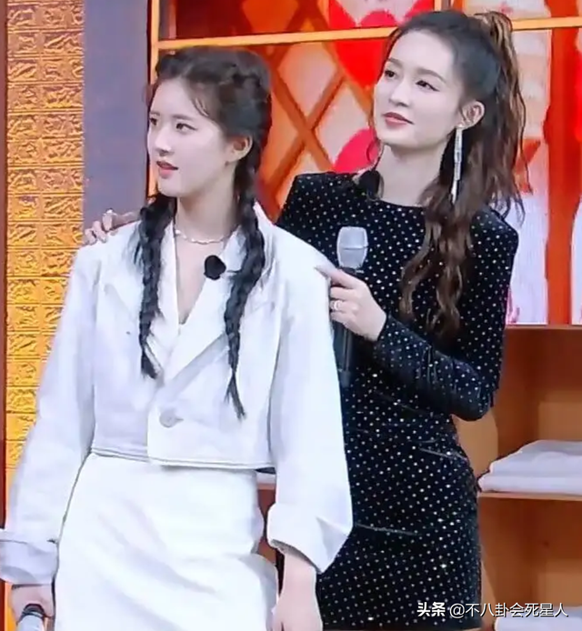 矮个女星谎报身高，穿高跷、垫木板、踩箱子，一拍戏就原形毕露