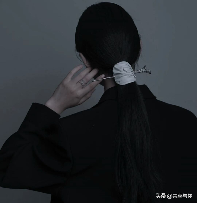 酷酷的图片女高冷，酷酷帅气的女生头像 一点点高冷呐微信（黑色系背影高冷霸气冷淡女生头像）