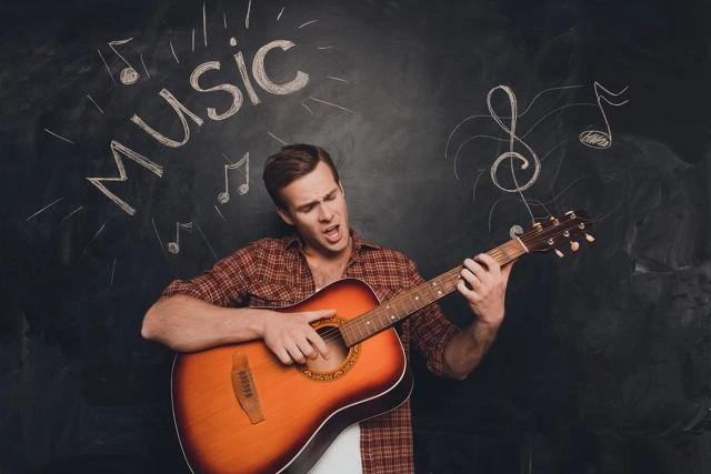 为什么不建议自学吉他，为什么不建议自学吉他专业（学习吉他究竟是自学好还是找老师好）