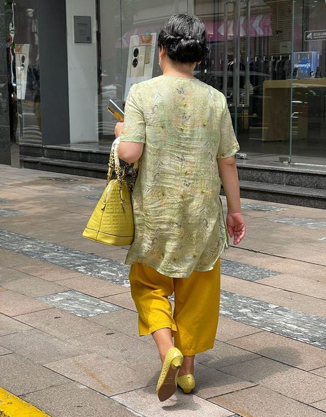 裙裤怎么搭配上衣，花裙裤怎么搭配上衣（这3种裤子时尚又百搭）