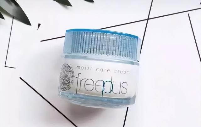 freeplus深水，日本口碑最好化妆水（这些面霜能够补水的同时还能把角质层的水分牢牢锁住）