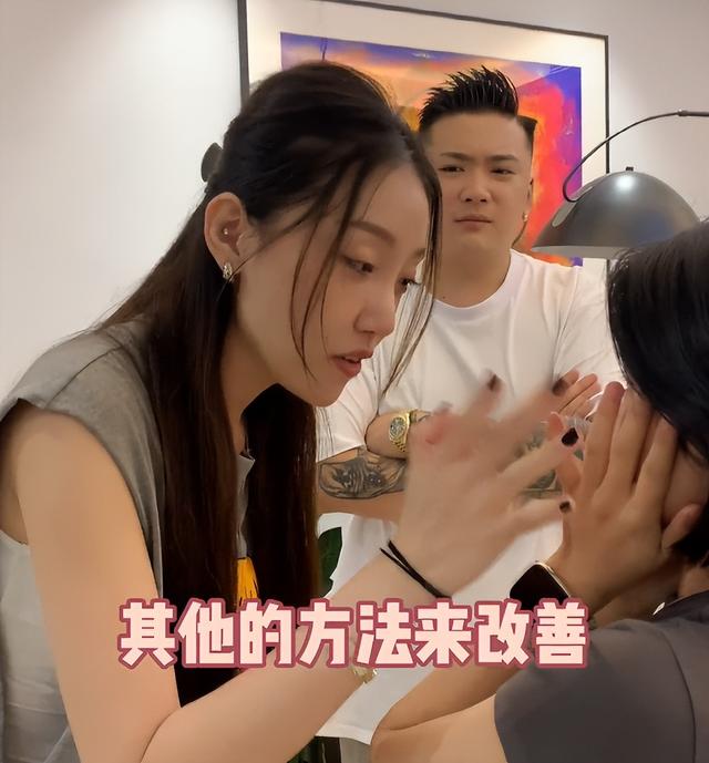 戴“名表”穿“名牌”？变形计李勒优被批忘本，崔晋现身霸气护妹