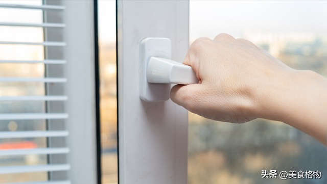 百洁布是什么东西，百洁布的用途和作用（家里纱窗脏了不用愁）