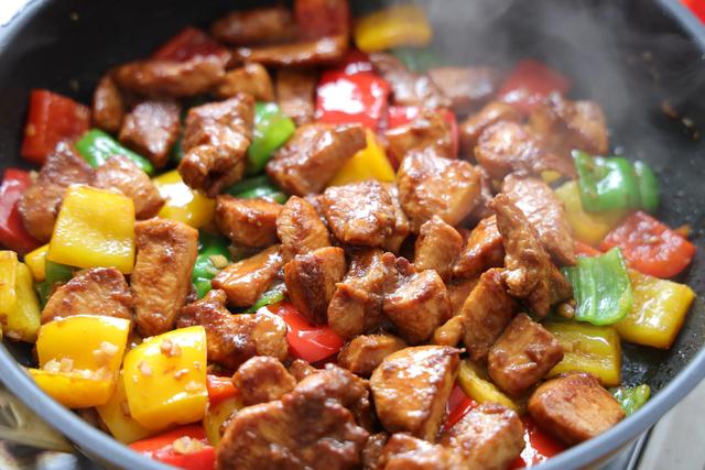 彩椒炒鸡胸的做法，辣椒炒鸡胸肉家常做法（过年要试试这道家常菜）