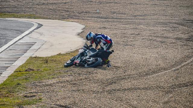 如何成为一名职业赛车手，怎么成为职业赛车手（原来普通人也可以成为专业车手）