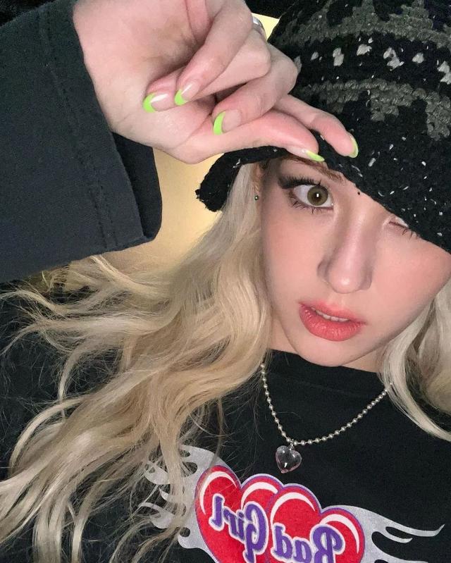 指甲油裸色和透明色有什么区别，护甲油和透明色的指甲油一样吗（显白好看，春夏必做）