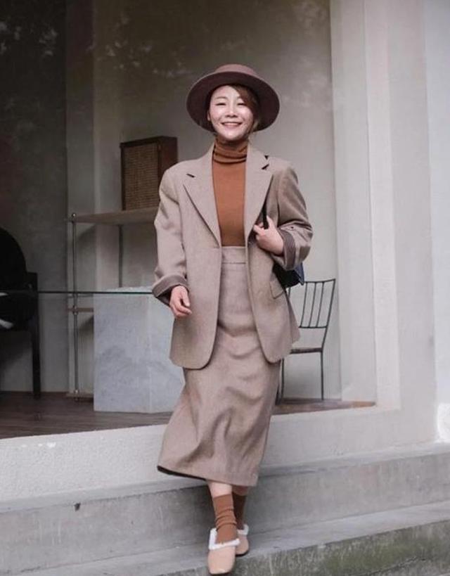 秋天女生穿什么衣服合适呢，秋天女人穿啥衣服合适（衣服“在精不在多”）