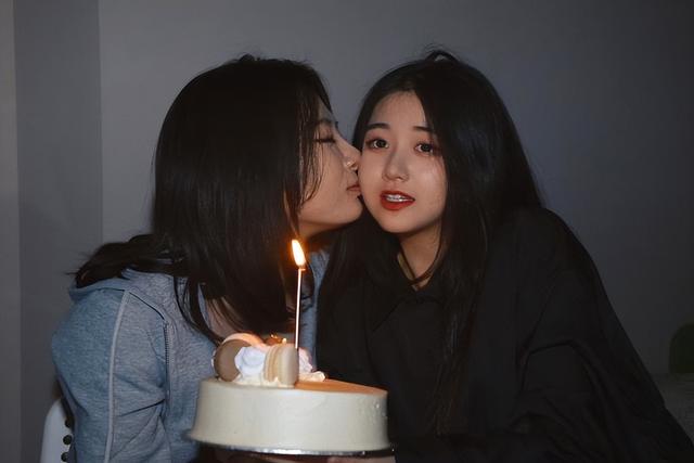 仲小萍比火风大几岁，火风老婆仲小萍个人简介（歌手火风母亲感染新冠去世）