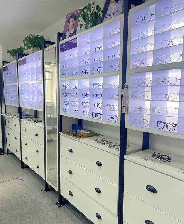 眼镜店名字，近视眼分享4家眼镜店铺体验