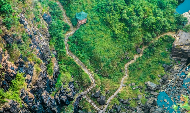 韶关旅游景点，旅游韶关旅游景点（“有山千丈色如丹）