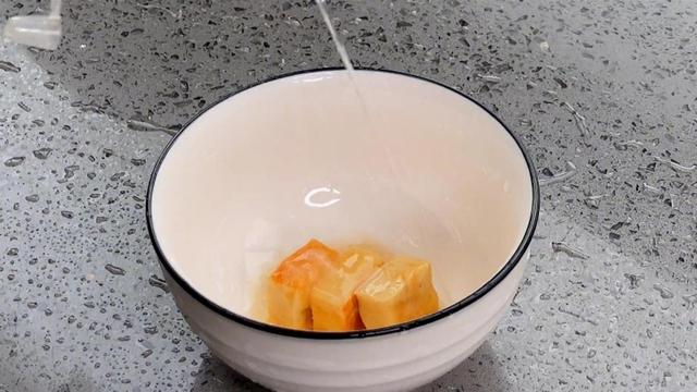 女人吃猪肝有什么好处，猪肝一周吃几次补血（多吃“4红3黑2绿”）