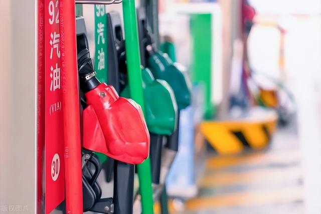 国际油价下跌了为什么我国油价上涨，国际油价跌为何国内涨（要涨了！赶紧加油！）