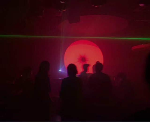 夜场男生艺名，夜店男生艺名（昏暗灯光下起舞的小老板、00后和女DJ）