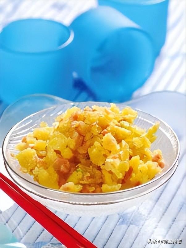 鸡蛋取蛋黄,打入碗中搅散;火腿切末.2.