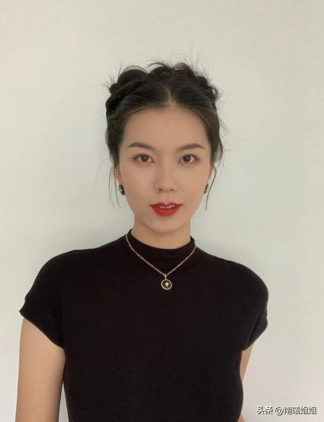 长发怎么扎好看，长直发怎么扎发型好看（今年流行这3种“高颅顶扎发”）