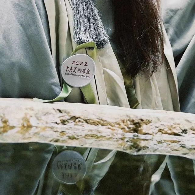 博士服硕士服和学士服的区别，学士服不同颜色的披肩分别有什么含义（毕业生学位服居然能这么美）