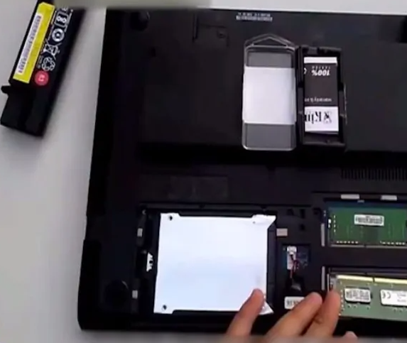 电脑内存条怎么插，笔记本电脑内存条怎么插（联想笔记本内存条安装在哪个位置）