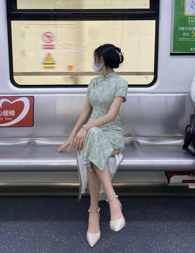 夏天穿旗袍配什么鞋子最合适,秋冬旗袍配什么鞋最合适(改良旗袍裙配
