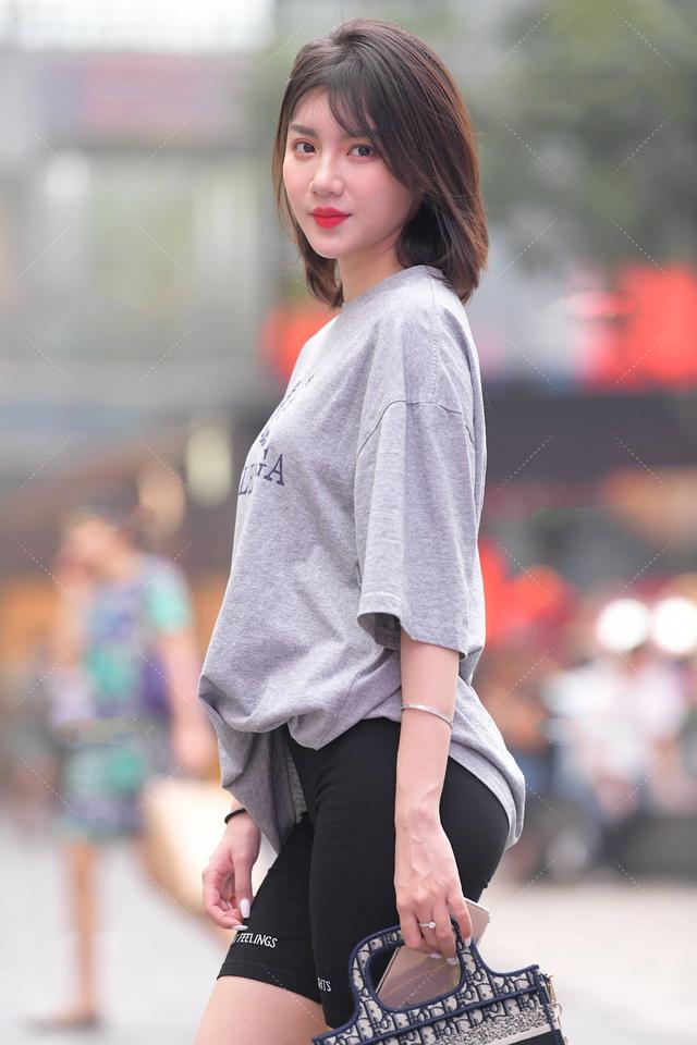 黑色上衣配什么颜色的裤子好看，黑色上衣配什么颜色的裤子好看夏天（灰色上衣配黑色裤子好看吗）