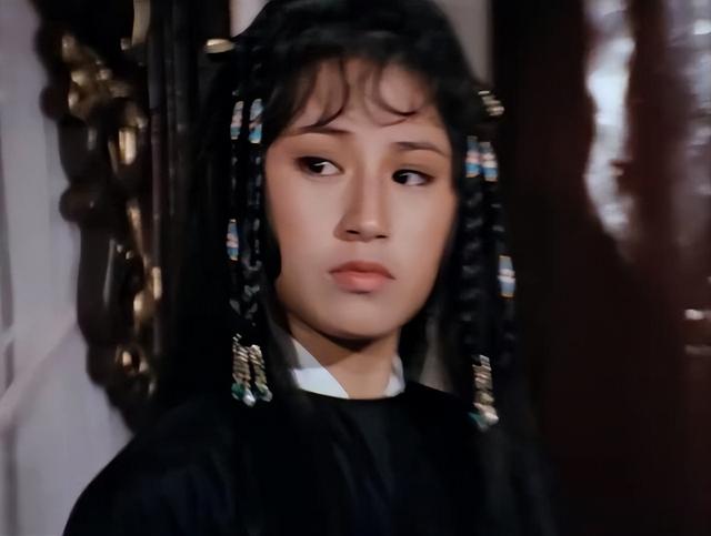 阿朱别尬演，她像苦情剧女主，她扮相又土又俗，她让人意难平